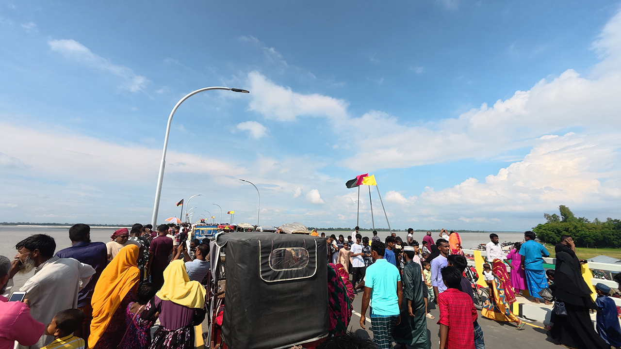 উদ্বোধনের পরদিনই তিস্তা সেতুতে যানজট, দুর্ভোগে সাধারণ মানুষ