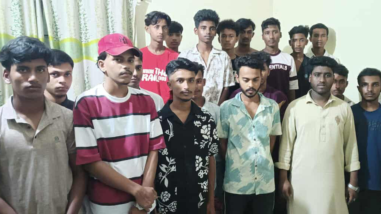কুমিল্লায় দেশীয় অস্ত্রসহ কিশোর গ্যাংয়ের ২১ সদস্য গ্রেপ্তার