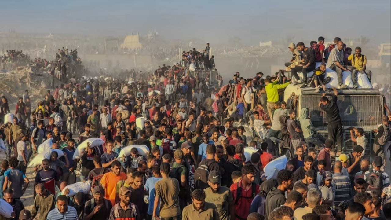 গাজায় এক বস্তা আটার জন্য চলে যেতে পারে জীবন