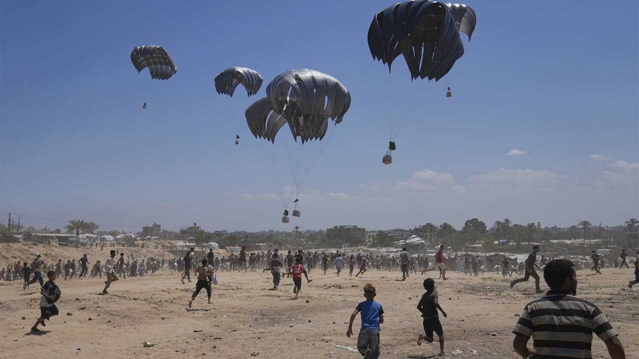 বিমান থেকে ফেলা খাবার দৌড়ে গিয়ে নিলেন, পেলেন বাসি-নষ্ট রুটি (ভিডিও)