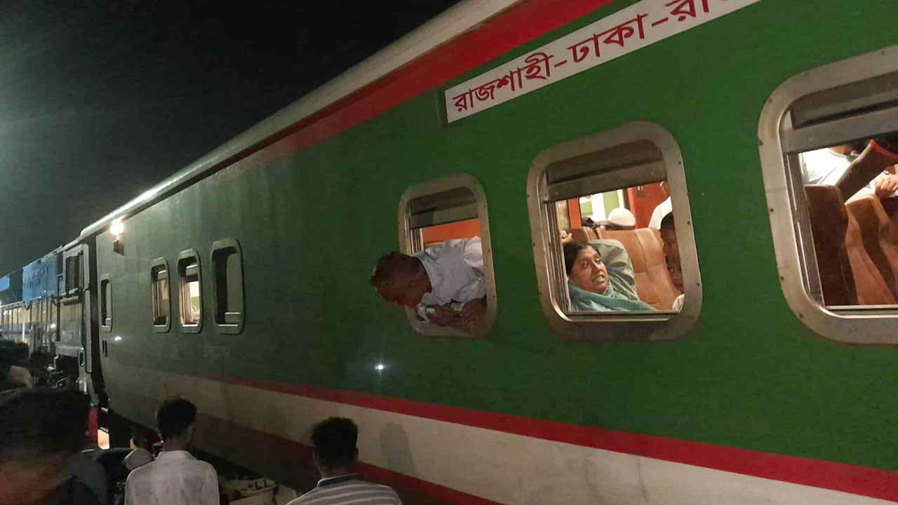 ২ ঘণ্টা পর ঢাকার সঙ্গে উত্তরবঙ্গের রেল যোগাযোগ স্বাভাবিক