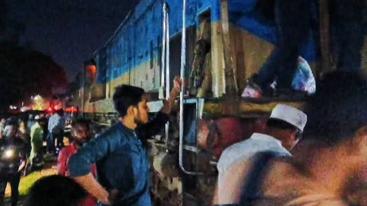 গাজীপুরে লাইনচ্যুত কোচ উদ্ধার, ট্রেন চলাচল স্বাভাবিক