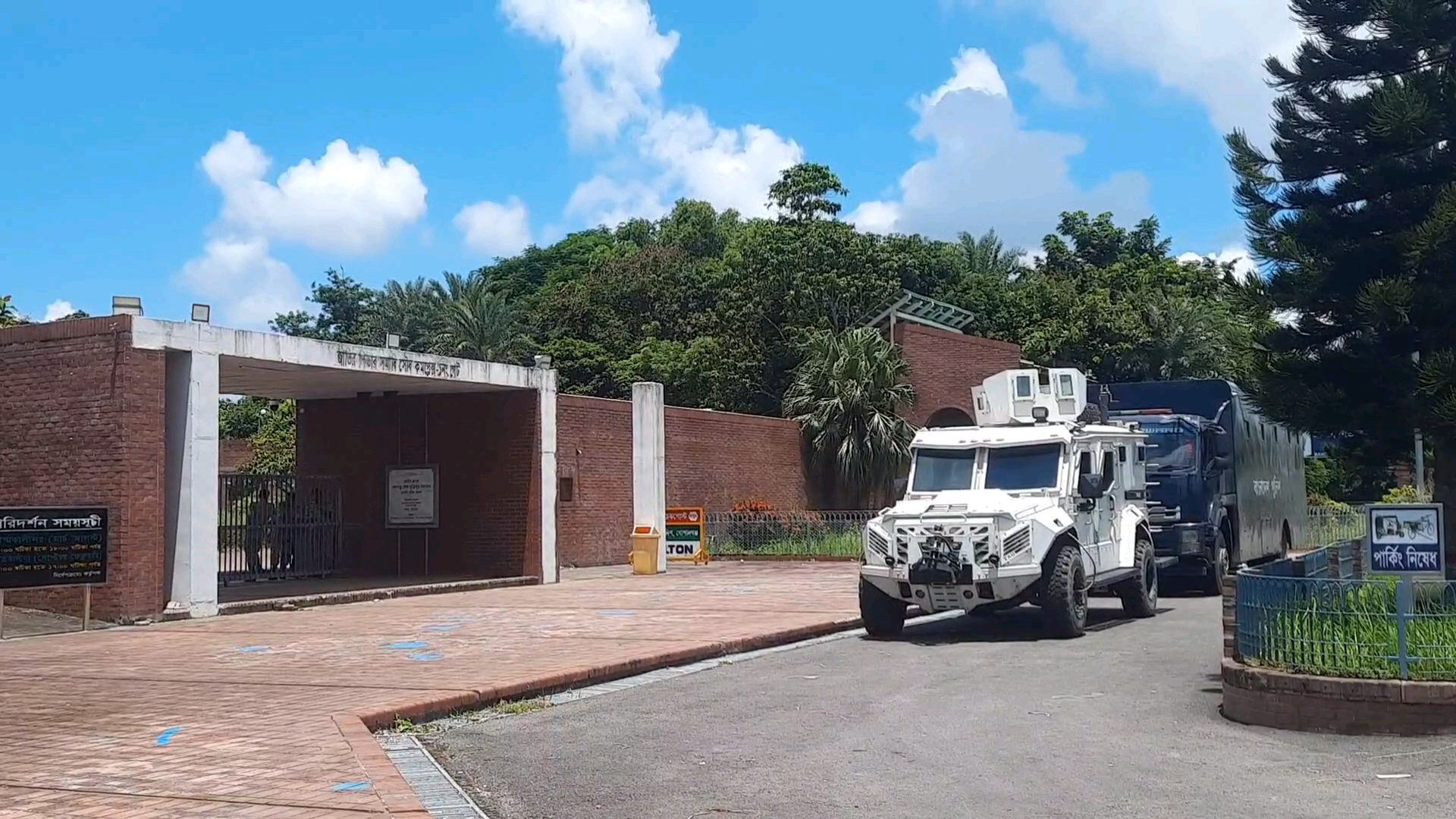 বঙ্গবন্ধুর সমাধিতে শ্রদ্ধা জানাতে আসেনি কেউ