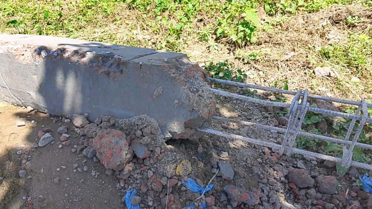 হাত দিলেই খসে পড়ছে ঢালাই, কবরস্থানের সীমানা প্রাচীর নির্মাণে অনিয়ম