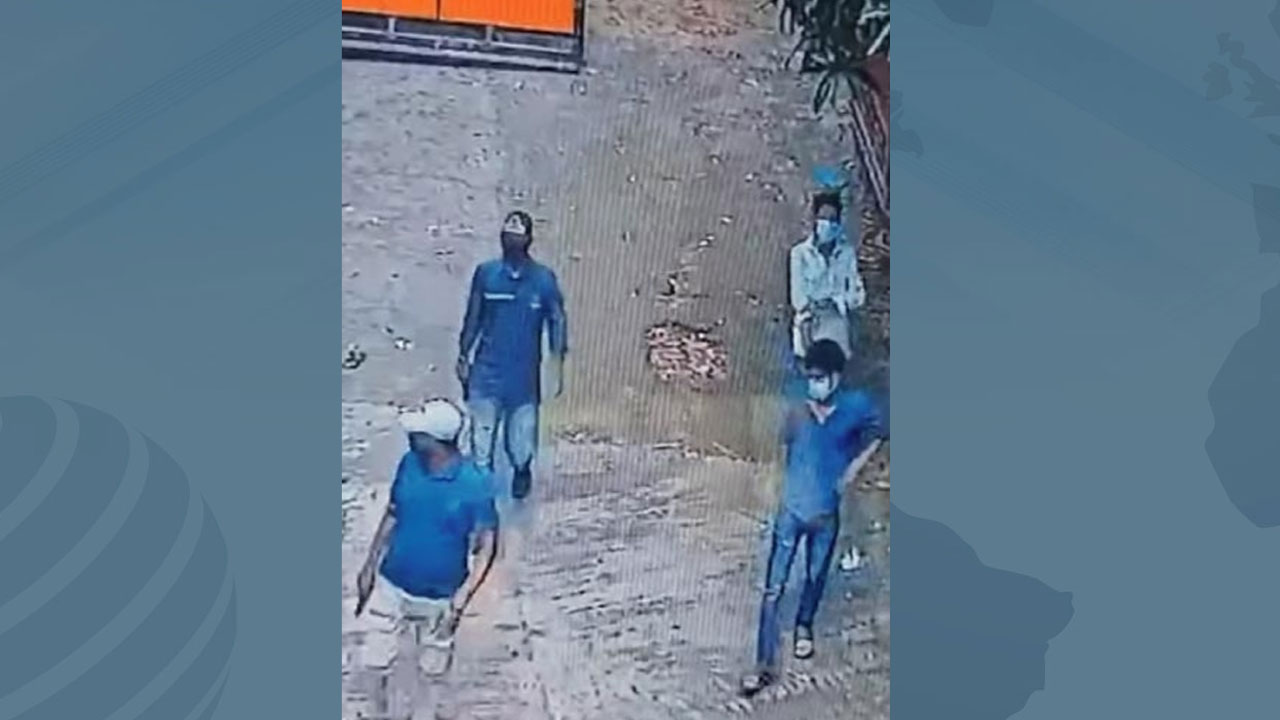 হোয়াটসঅ্যাপে ৫০ লাখ টাকা চাঁদা দাবির পর ব্যবসায়ীর বাড়িতে গুলি