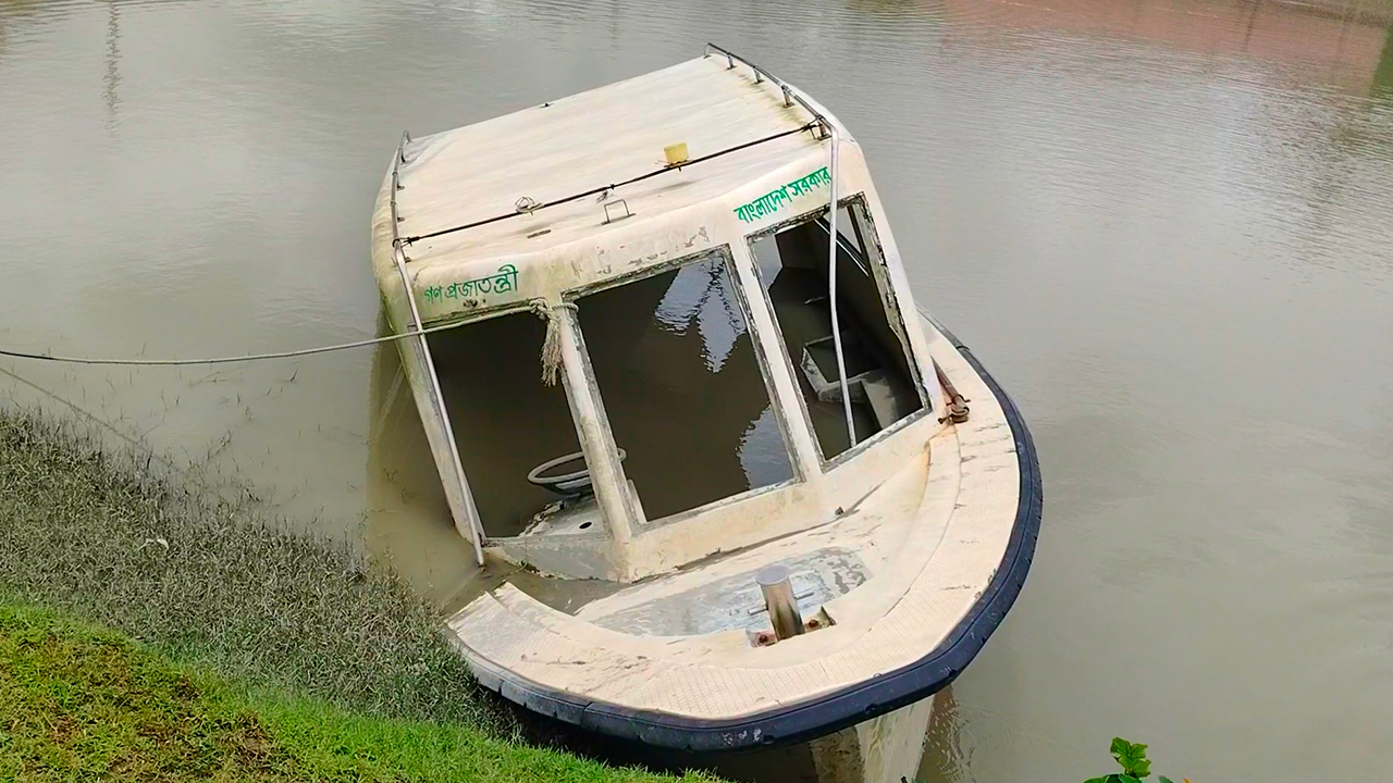 অকেজো পড়ে আছে কোটি টাকার নৌ অ্যাম্বুলেন্স, ৭ লাখ মানুষের ভোগান্তি