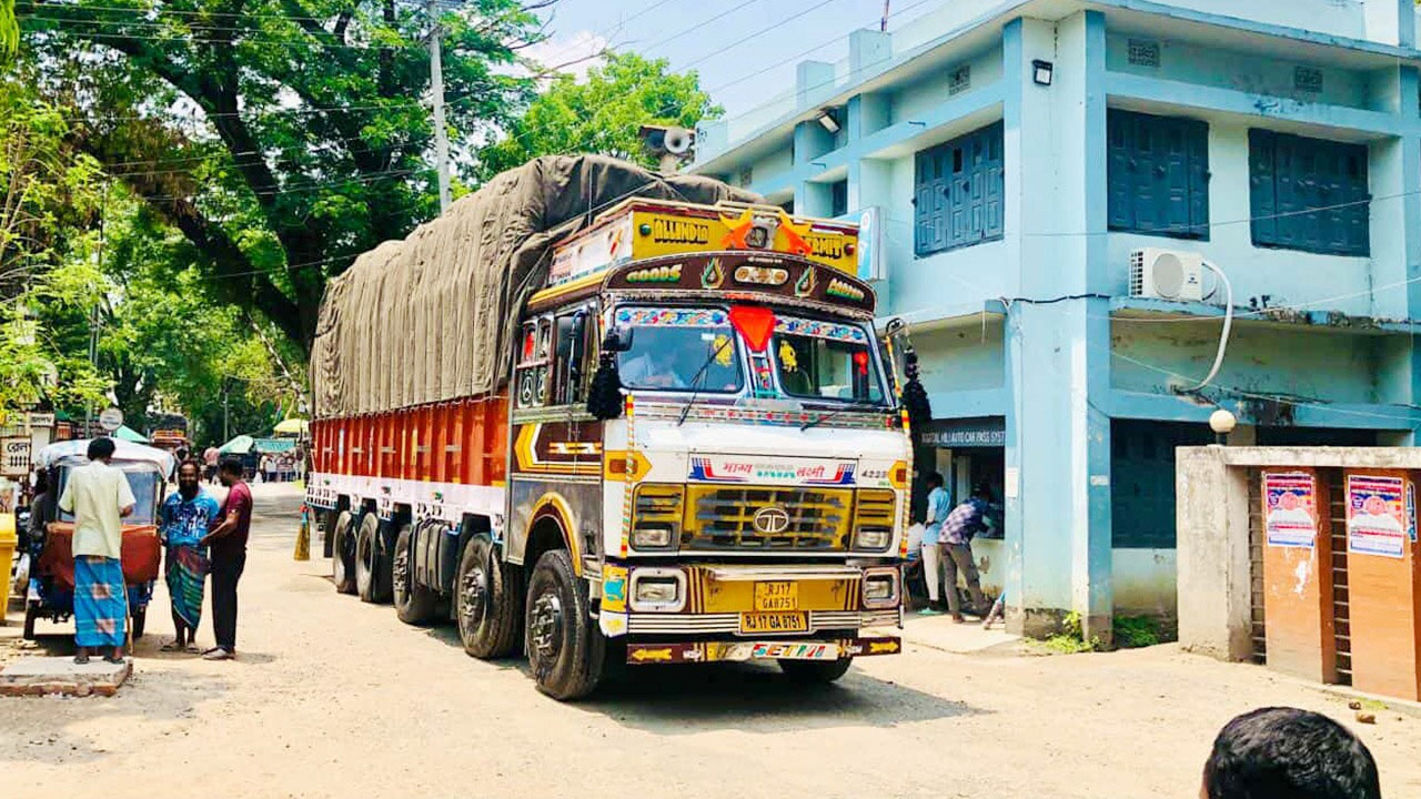 হিলি স্থলবন্দর দিয়ে পেঁয়াজ আমদানি শুরু, কমেছে দাম