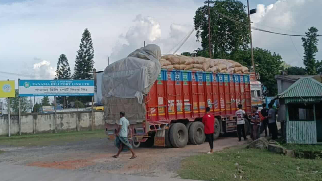 হিলিতে ভারতীয় পেঁয়াজের সরবরাহ কম, বাজারে অস্থিরতা