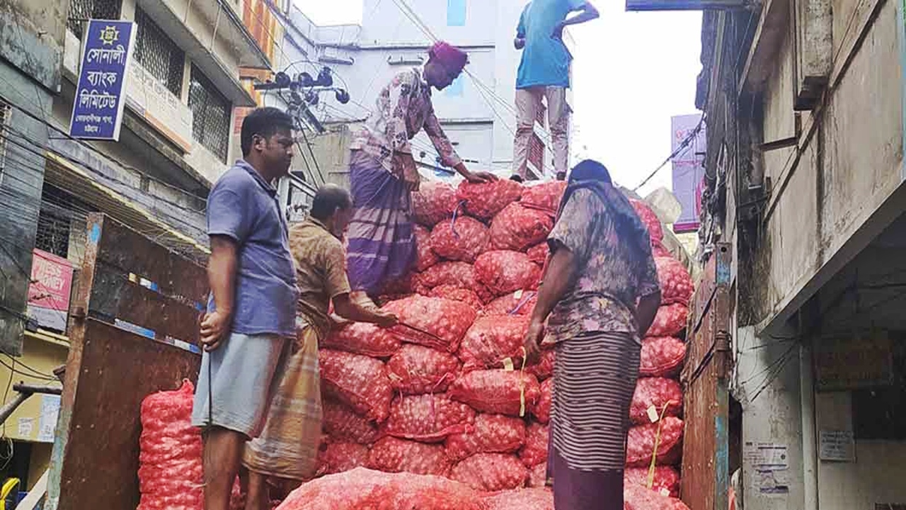 ‘সরবরাহ কম’ অজুহাত, কৃষকের পেঁয়াজ সব বেপারীদের দখলে
