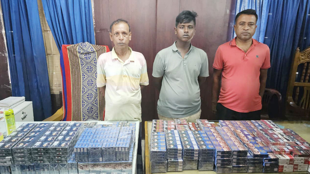 শুল্ক ফাঁকি দেওয়া অবৈধ সিগারেটসহ ৩ জনকে আটক করেছে নৌবাহিনী