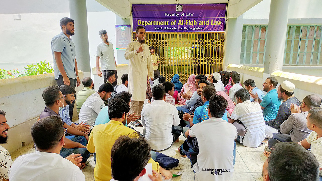 দ্রুত ফল প্রকাশ ও পরীক্ষার দাবিতে বিভাগে তালা ইবি শিক্ষার্থীদের
