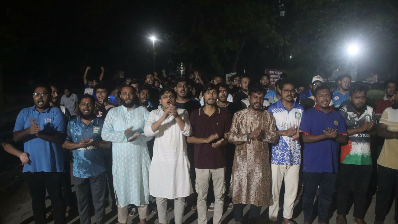 জাতীয় পার্টি নিষিদ্ধে ও নুরের ওপর হামলার প্রতিবাদে ইবিতে বিক্ষোভ