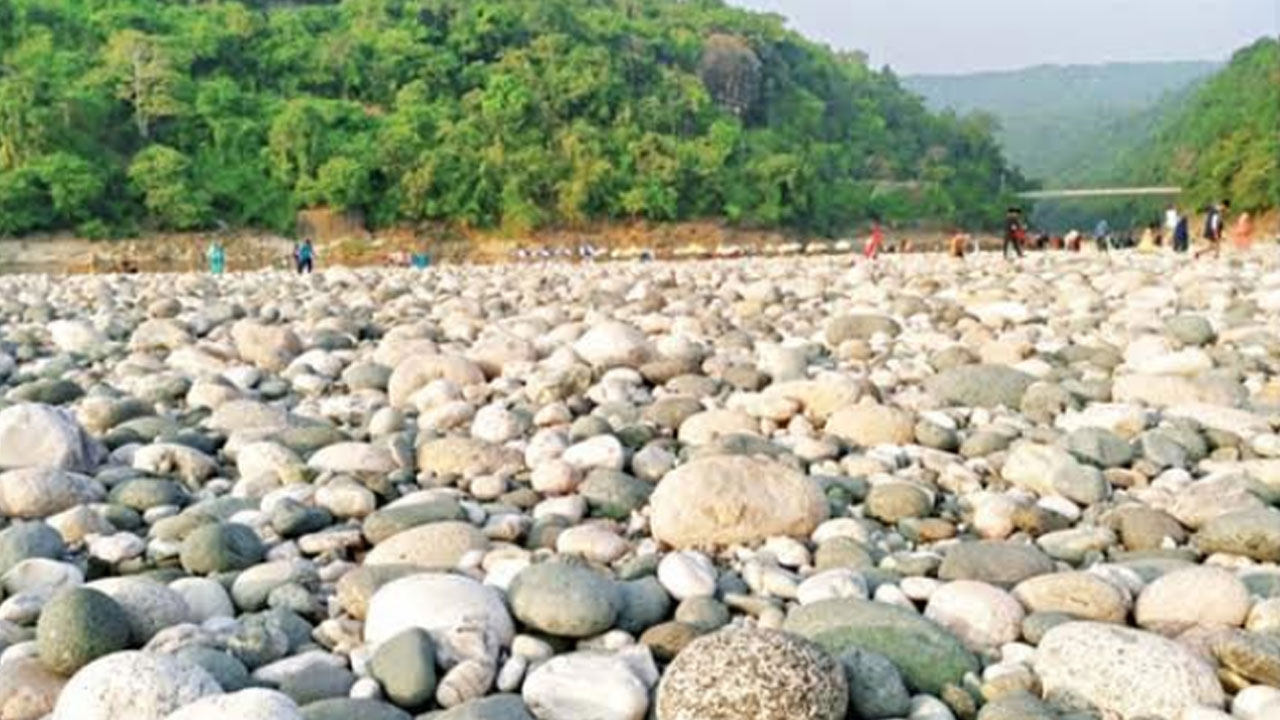 জাফলংয়ে পাথর লুট, অজ্ঞাতনামা দেড়শ জনের বিরুদ্ধে মামলা