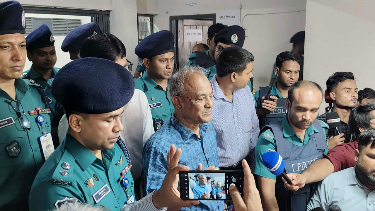 আ. লীগ অপকর্ম করতে চাইলে কোনোভাবেই ছাড় পাবে না : স্বরাষ্ট্র উপদেষ্টা