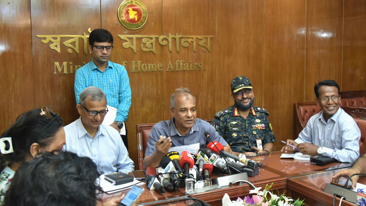 আইনশৃঙ্খলা বাহিনীর হারানো অস্ত্রের সন্ধান দিলে মিলবে পুরস্কার