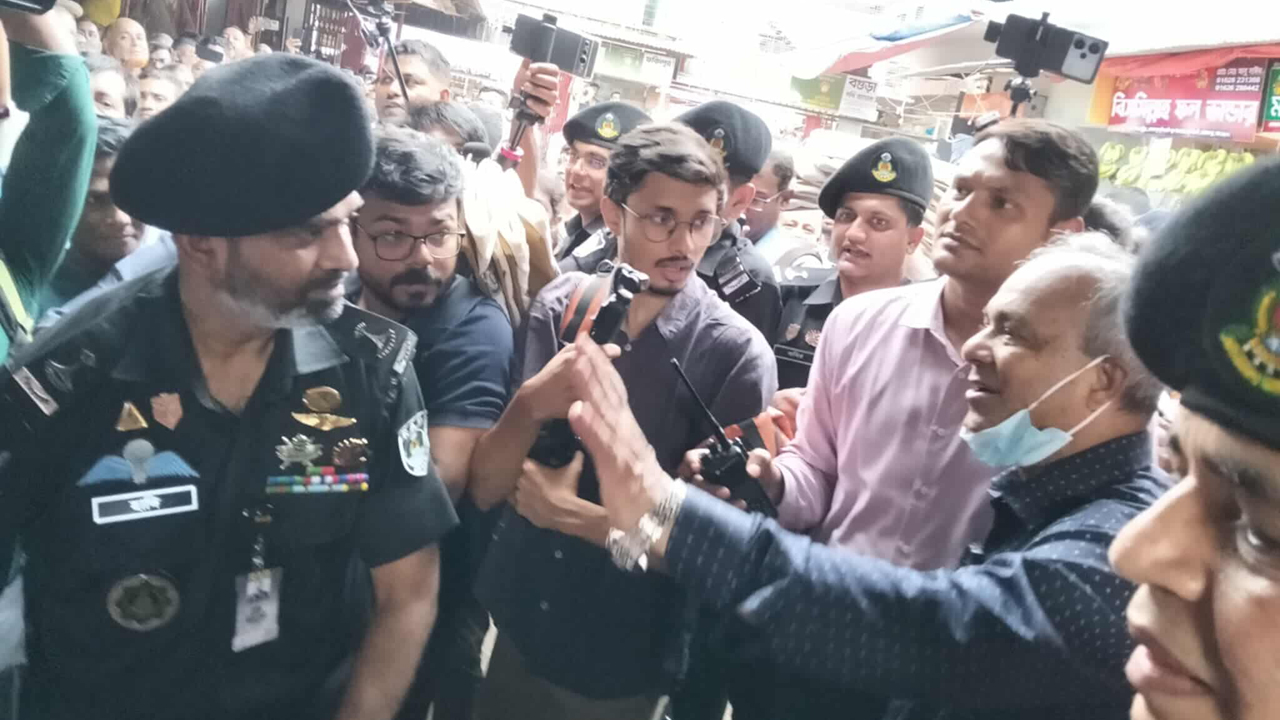 নিষিদ্ধ পলিথিনের ব্যবহার রোধে কৃষি মার্কেট পরিদর্শনে স্বরাষ্ট্র উপদেষ্টা