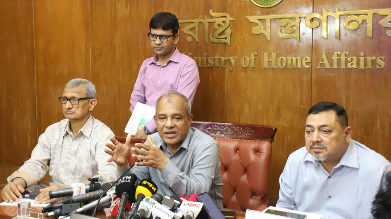 নির্বাচনে ৪৭ হাজার কেন্দ্রে দেওয়া হবে বডি ক্যামেরা : স্বরাষ্ট্র উপদেষ্টা