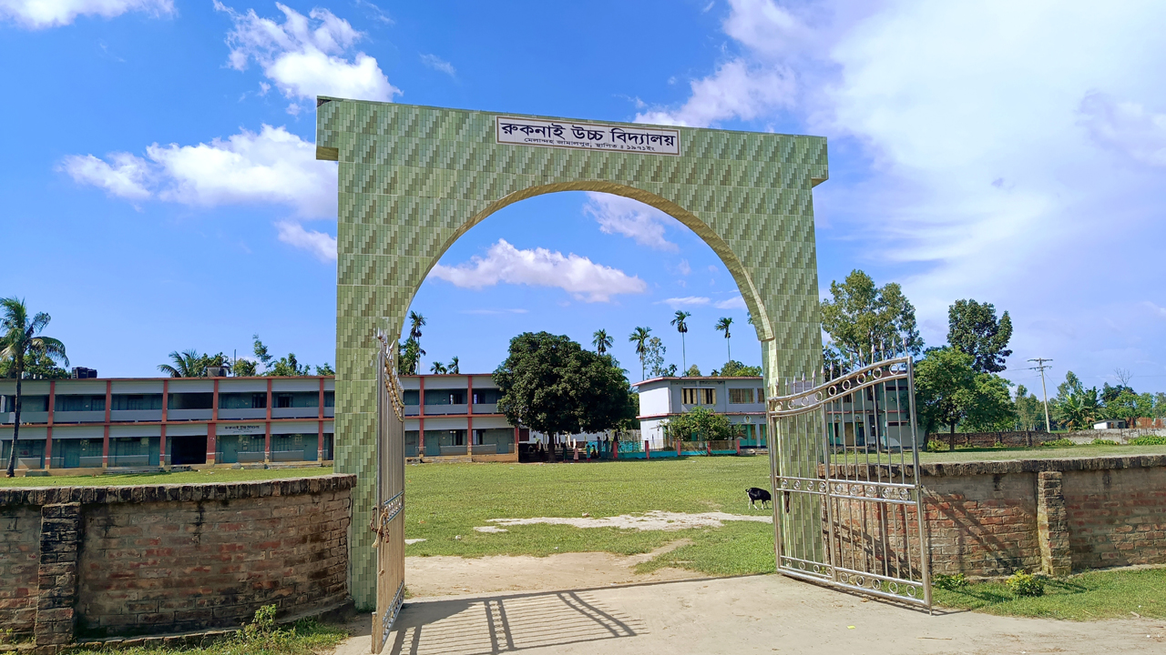 প্রধান শিক্ষককে স্ট্যাম্প দিয়ে বেধড়ক পেটালেন সাবেক শিক্ষার্থী