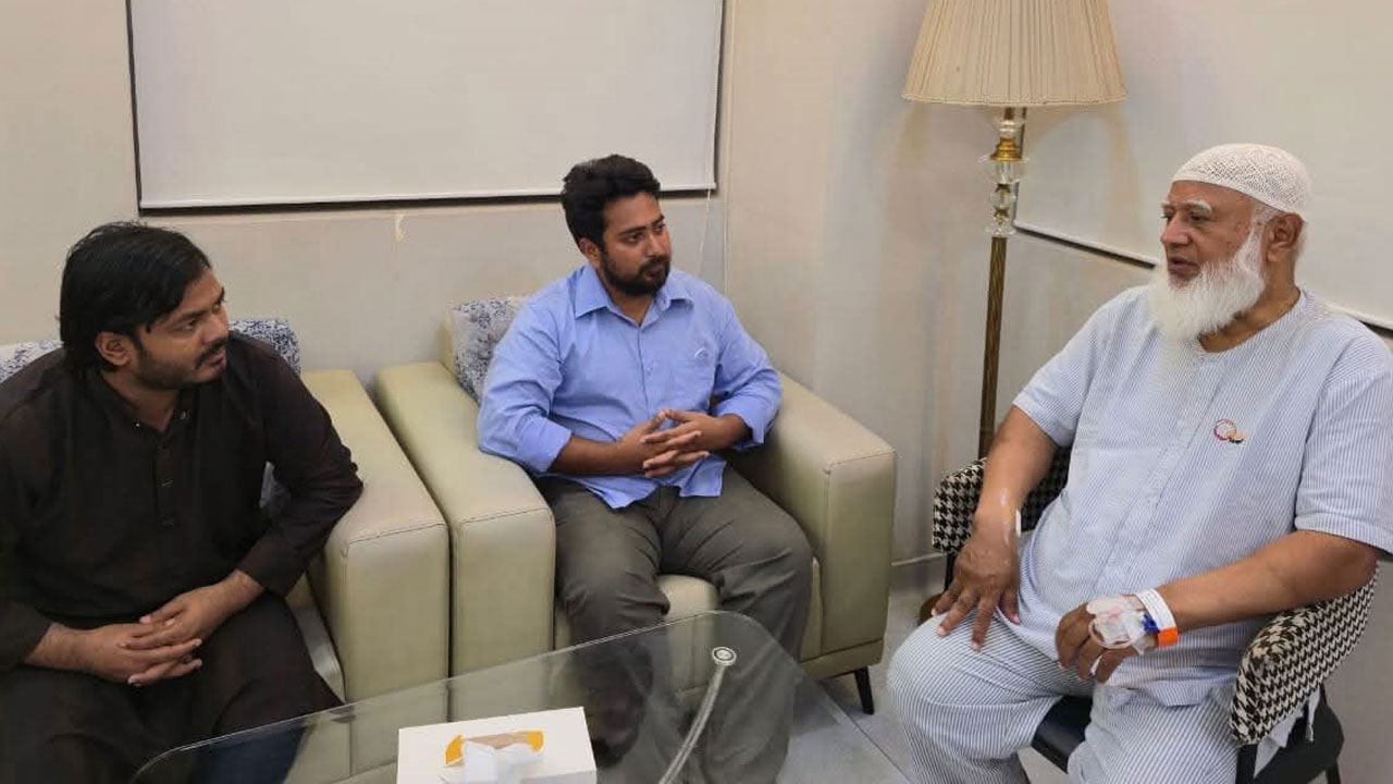 জামায়াত আমিরকে হাসপাতালে দেখতে গেলেন নাহিদ ইসলাম