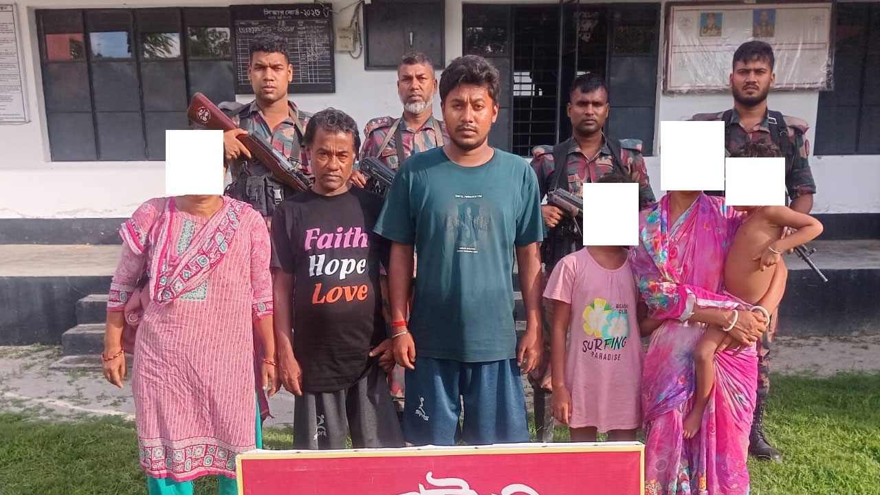 মহেশপুর সীমান্তে দালালসহ আটক ৯