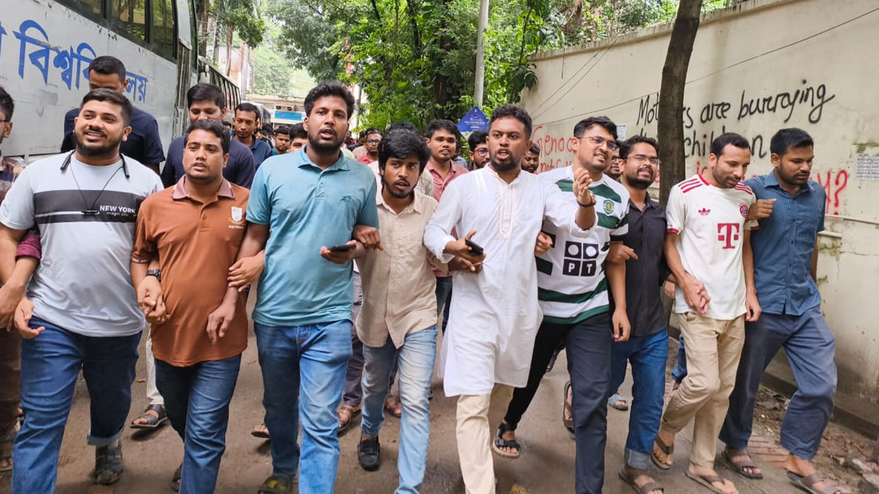 জবিতে জুলাই গণ-অভ্যুত্থানের বর্ষপূর্তি উপলক্ষ্যে বিজয় মিছিল