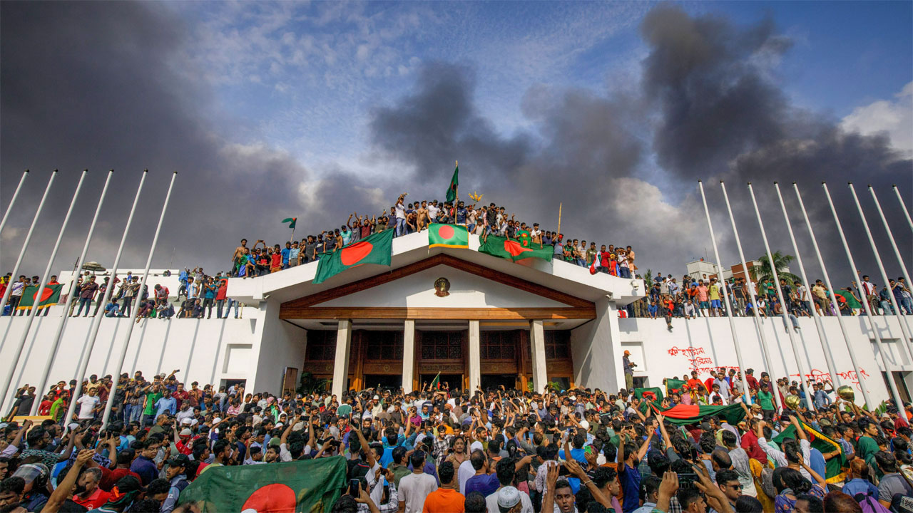 ছাত্র আন্দোলন থেকে গণবিস্ফোরণ, যে কারণে ১৬ বছরের স্বৈরশাসনের পতন