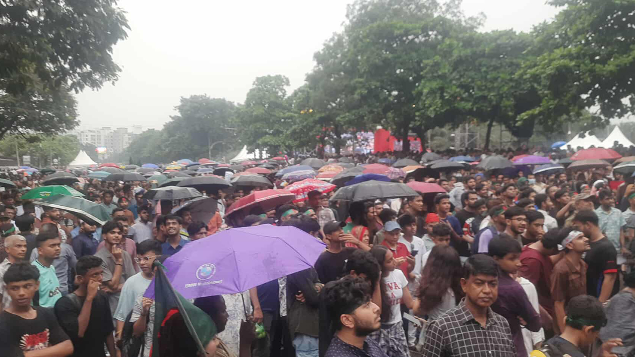 বৃষ্টিতে ভিজে মানিক মিয়া এভিনিউয়ে কনসার্ট দেখছেন ছাত্র-জনতা