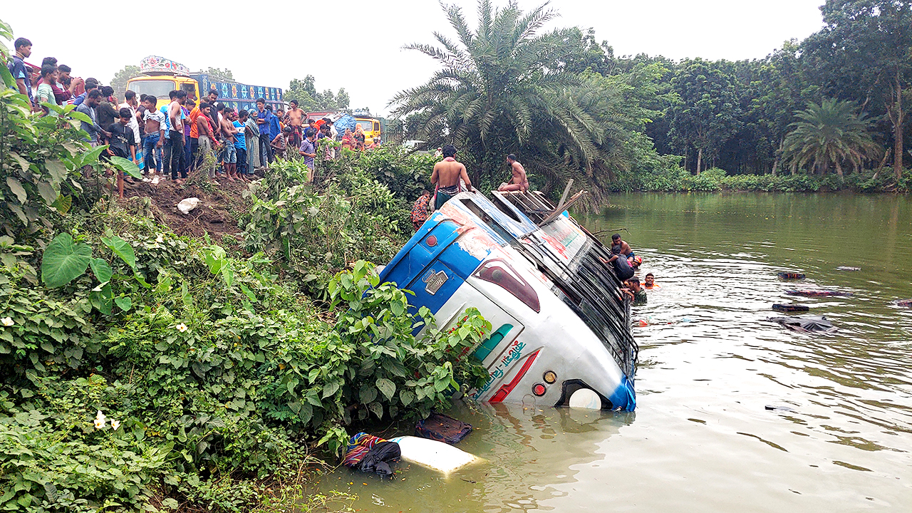 কালীগঞ্জে যাত্রীবাহী বাস উল্টে পুকুরে