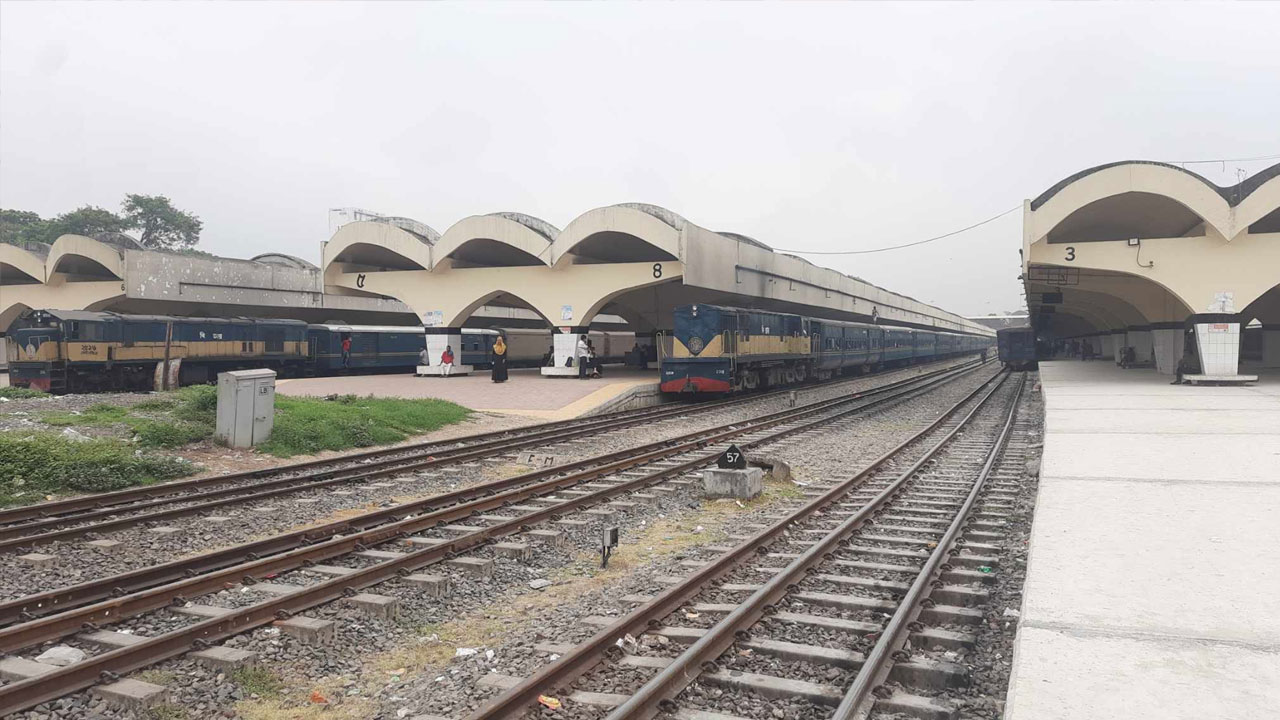 কমলাপুর রেলস্টেশনে ছুরিকাঘাতে নারীকে হত্যা