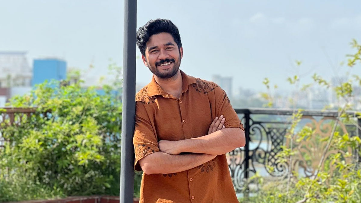 ‘ক্যাম্পাসের প্রিয় অনুজ, আমার ছবিটা বড় প্রিন্ট করে জুতা নিক্ষেপ করো’