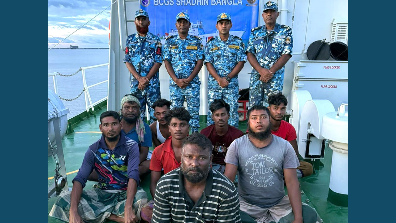 ৩ দিন ধরে সমুদ্রে ভাসতে থাকা ফিশিং বোটের ৮ জেলে উদ্ধার