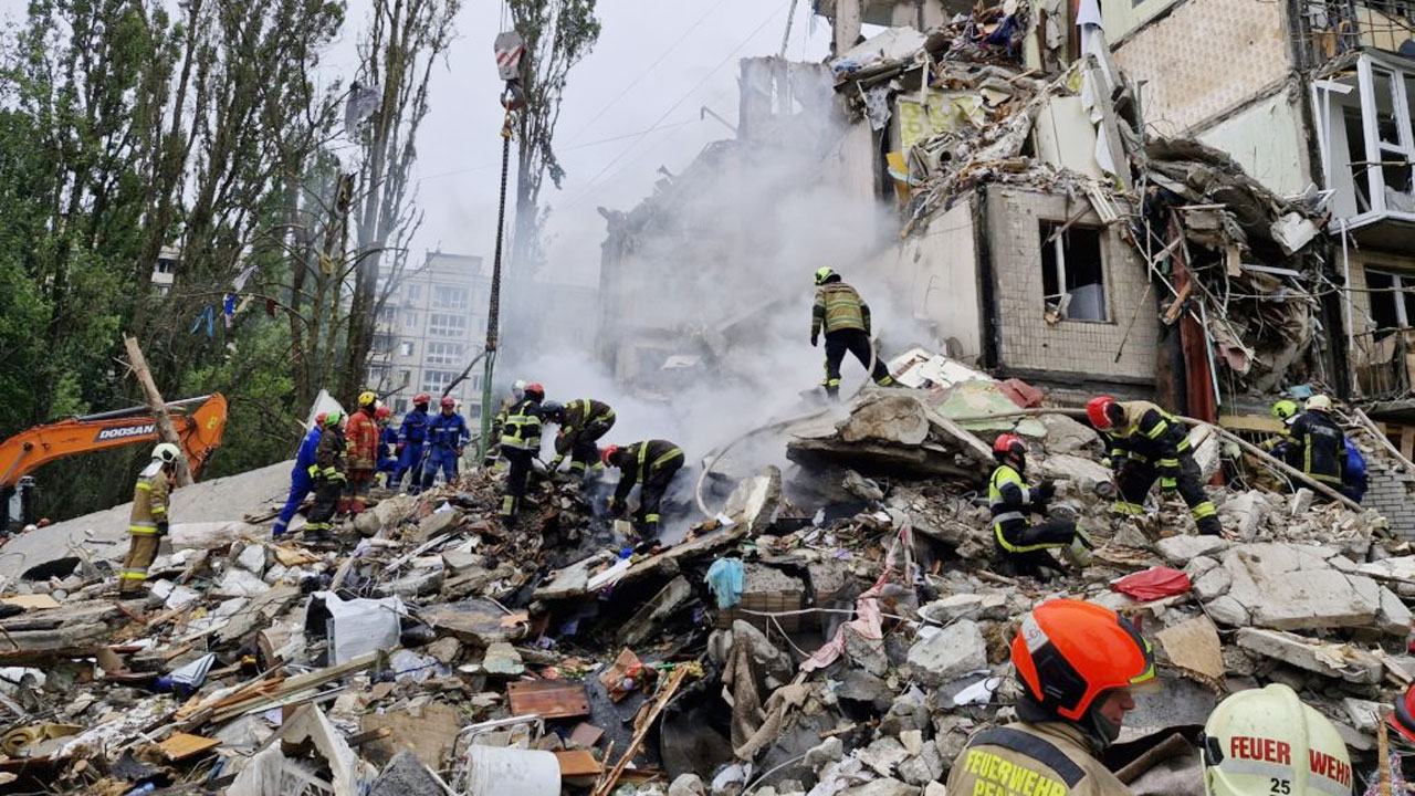 কিয়েভে রাতভর হামলা রুশ বাহিনীর, নিহত ৩১