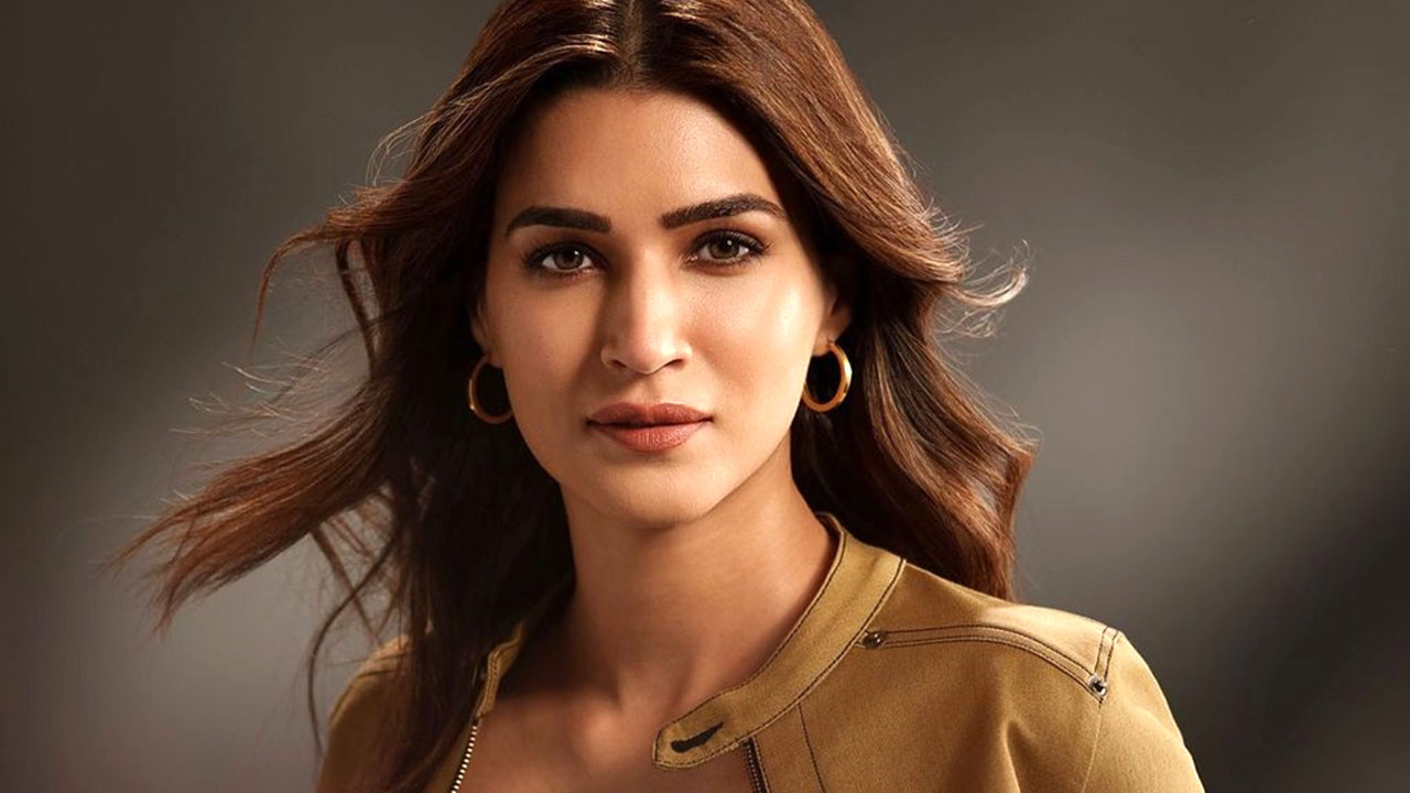 সিনেমা ছাড়াই ১২০০ কোটি আয় করবেন কৃতি শ্যানন!