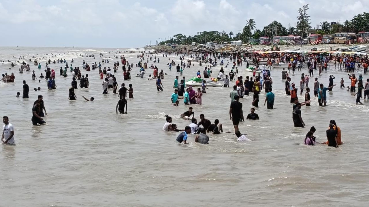 সাপ্তাহিক ছুটিতে পর্যটকদের আগমনে প্রাণ ফিরেছে কুয়াকাটায়