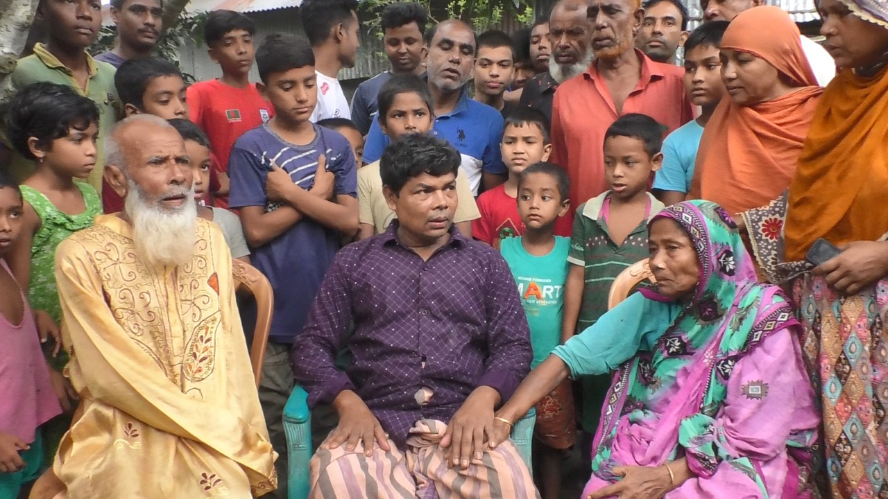 হারানোর ২৮ বছর পর ছেলেকে ফিরে পেলেন বাবা-মা