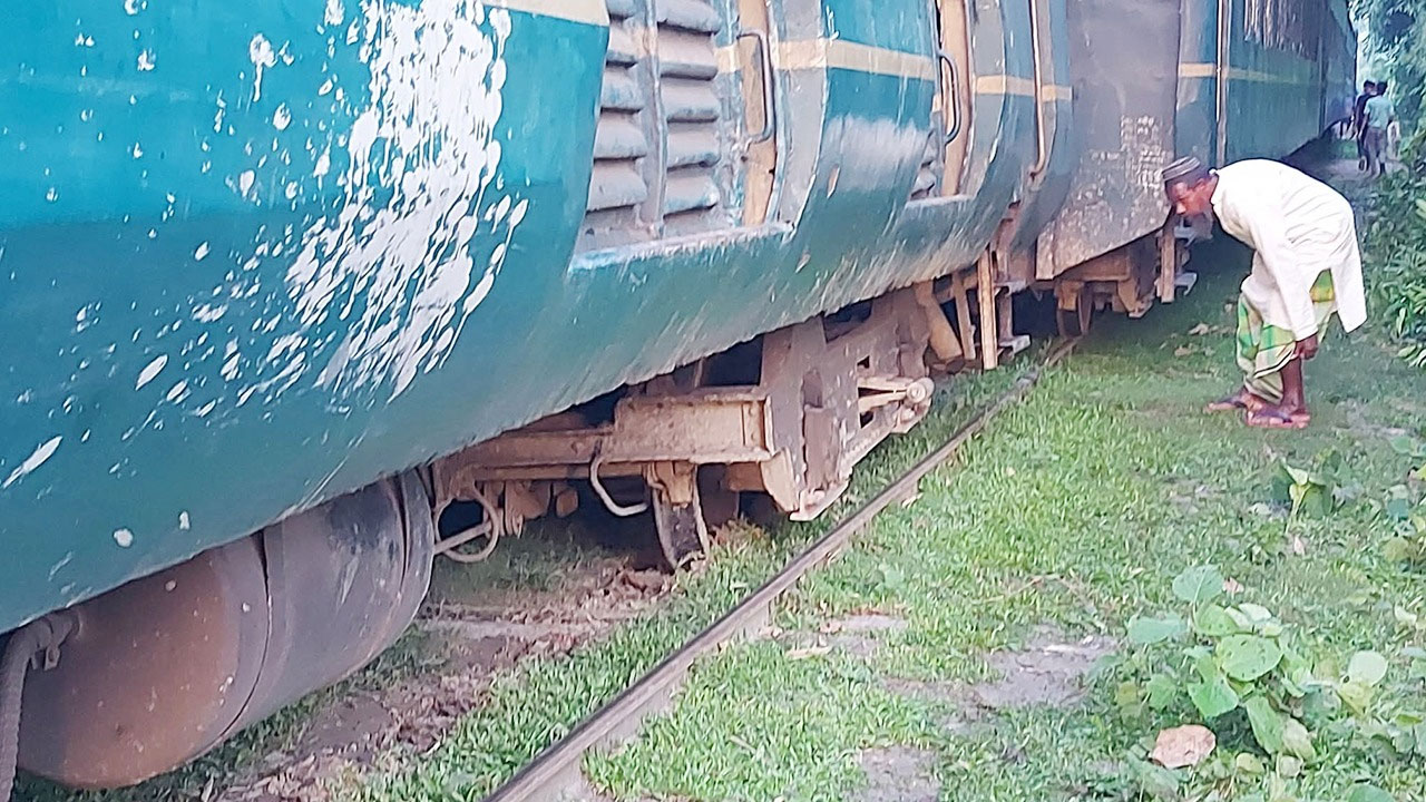লাইনচ্যুত ট্রেন উদ্ধারে এসে উদ্ধারকারী ট্রেনও লাইনচ্যুত