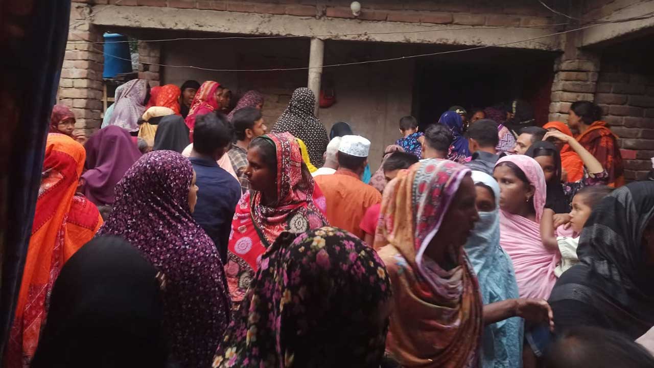 বিদ্যুৎস্পৃষ্ট ছেলেকে বাঁচাতে গিয়ে মায়েরও মৃত্যু 