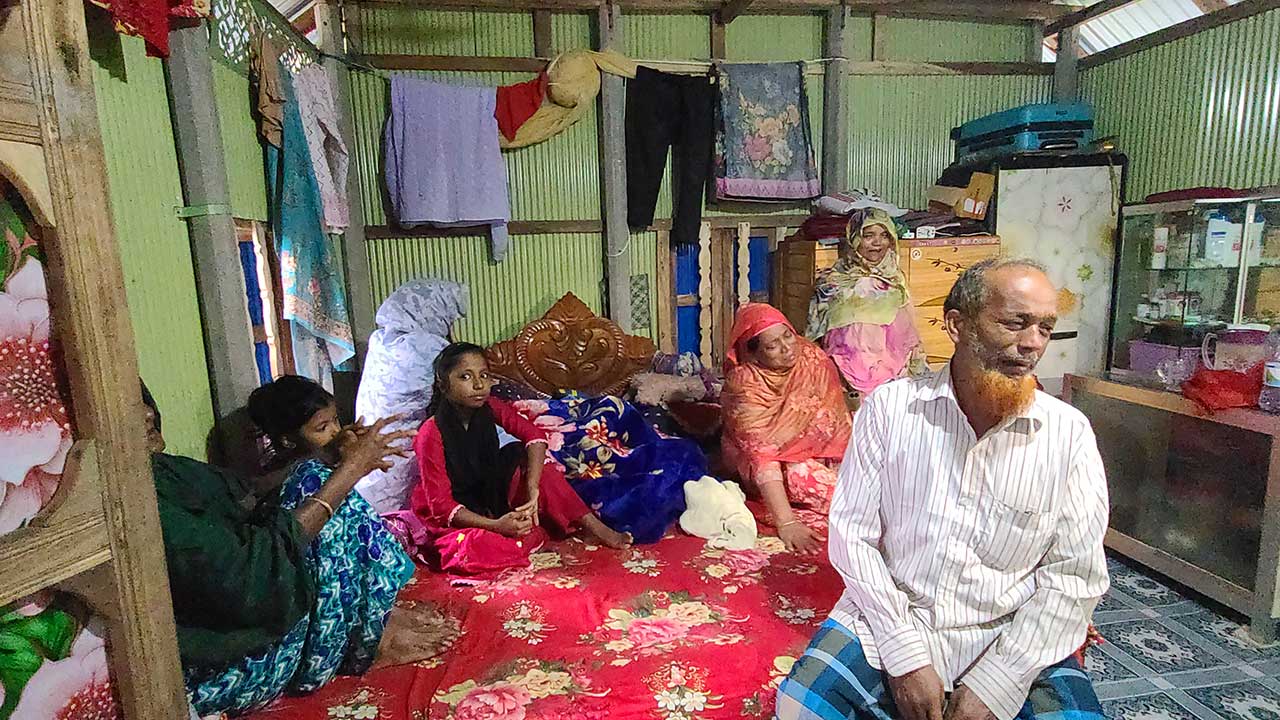 থামছে না স্বজনদের আহাজারি, চালককে গ্রেপ্তারের দাবি 
