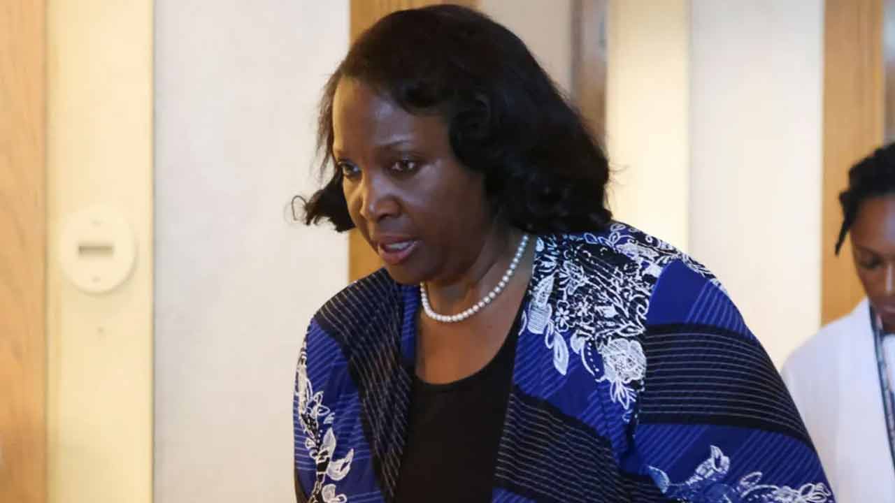 মার্কিন কেন্দ্রীয় ব্যাংকের গভর্নর লিসা কুককে অপসারণের নির্দেশ ট্রাম্পের