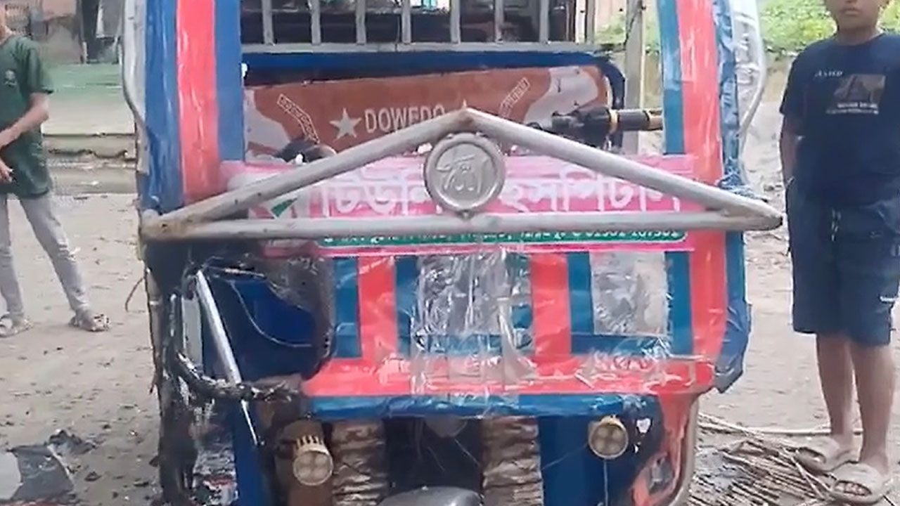 চালককে কুপিয়ে ইজিবাইকে দেওয়া হলো আগুন