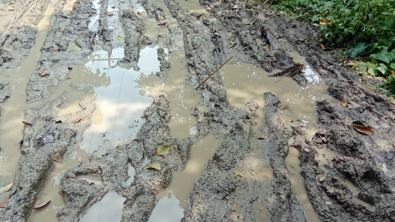 তিন কিলোমিটার রাস্তায় কাদা ও জলাবদ্ধতা