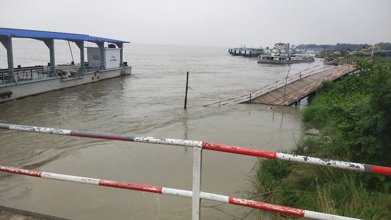 পাটুরিয়ায় ফের ভাঙলো অস্থায়ী লঞ্চঘাট, বন্ধ লঞ্চ চলাচল