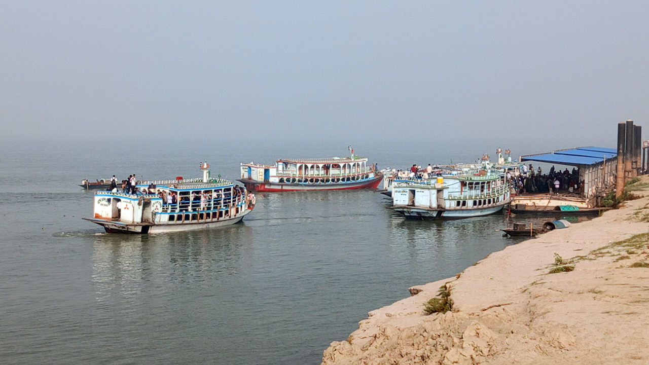 পাটুরিয়া-দৌলতদিয়া নৌরুটে ১৩ ঘণ্টা পর লঞ্চ চলাচল স্বাভাবিক