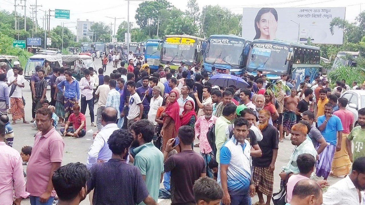 পাটুরিয়ায় নদী ভাঙন থেকে রক্ষার দাবিতে সড়ক অবরোধ