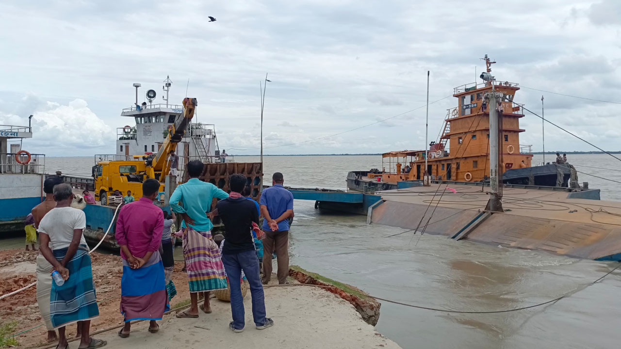 পদ্মার ভাঙনে পাটুরিয়ার ৪ নম্বর ফেরিঘাট বন্ধ, ফেরি চলাচল ব্যাহত 