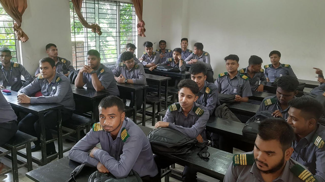 বিষাদ স্মৃতি নিয়ে ক্লাসে ফিরেছেন মাইলস্টোন শিক্ষার্থীরা