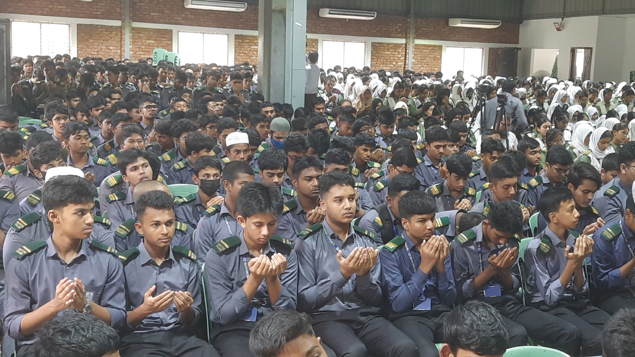 সহপাঠীদের স্মরণে কাঁদলো শিক্ষার্থীরা, নিহতদের জন্য বিশেষ দোয়া