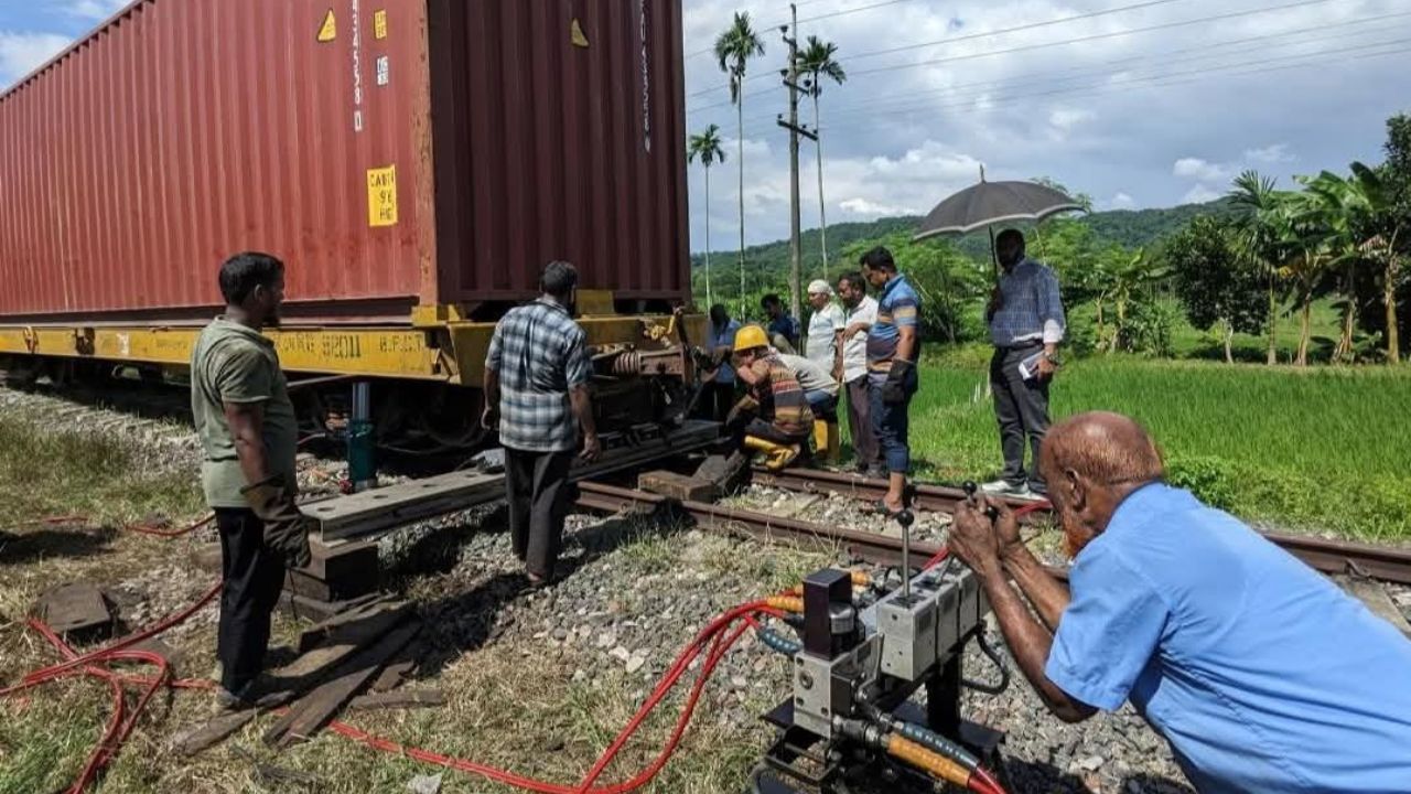 মীরসরাইয়ে মালবাহী ট্রেনের বগি লাইনচ্যুত