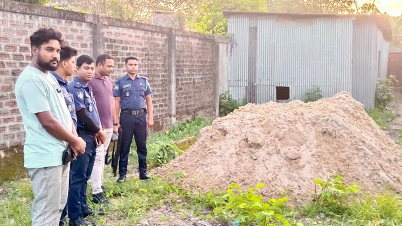 অবৈধভাবে বালু উত্তোলন করতে গিয়ে ধরা বিএনপির দুই নেতা