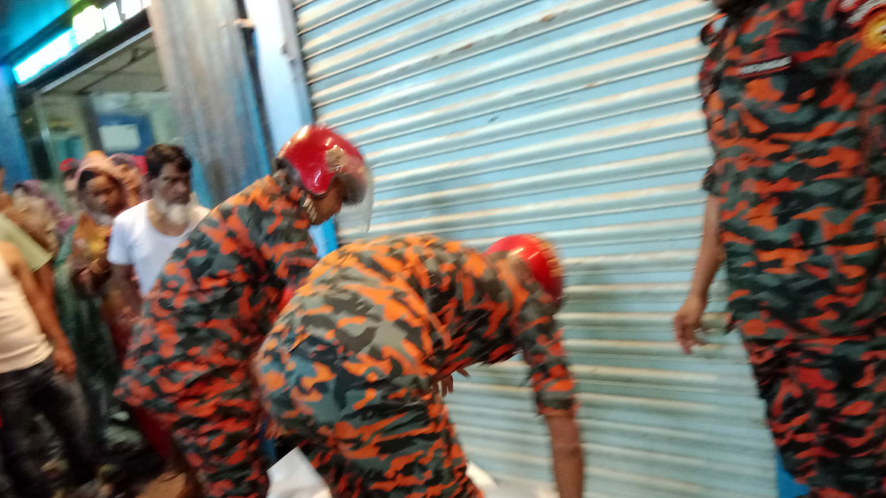 এক মোটরসাইকেলে ৪ জন, প্রাইভেটকারের ধাক্কায় নিহত ৩